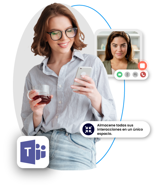 Mujer usando el móvil con videollamada y logotipo de Microsoft Teams, ilustrando grabación y almacenamiento de interacciones